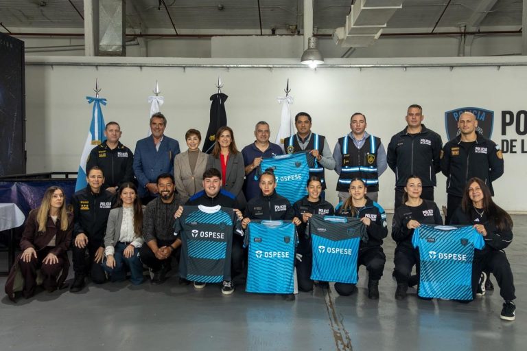 ENTREGA DE UNIFORMES DEPORTIVOS